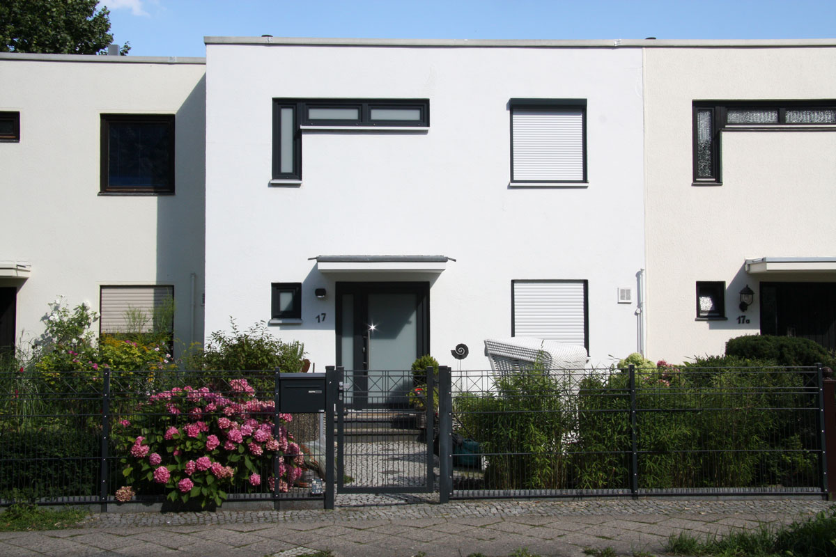 Einfamilienhaus mit neuen Fenstern und Rollläden in Berlin