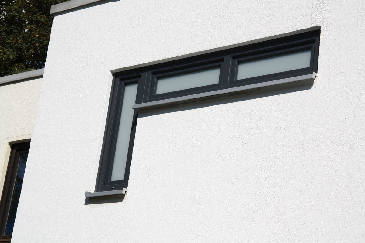 Fensterdetail eines Wohnhauses in Berlin-Britz