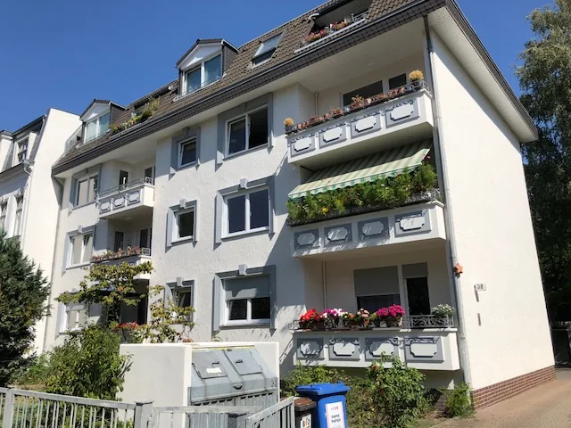 Berliner Mehrfamilienhaus mit Balkonen und Balkontüren