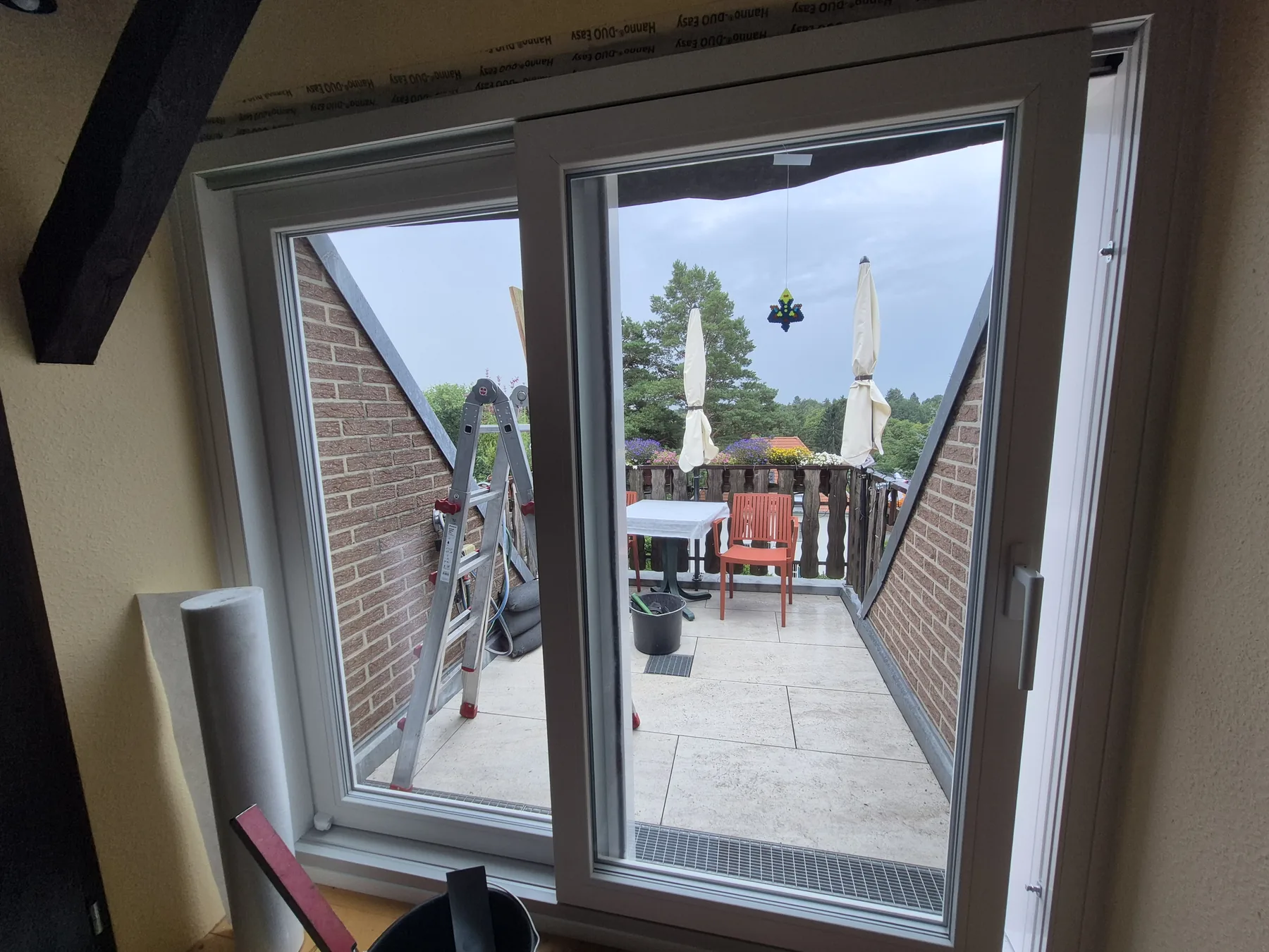 Neues Kunststofffenster von innen mit Blick nach draußen
