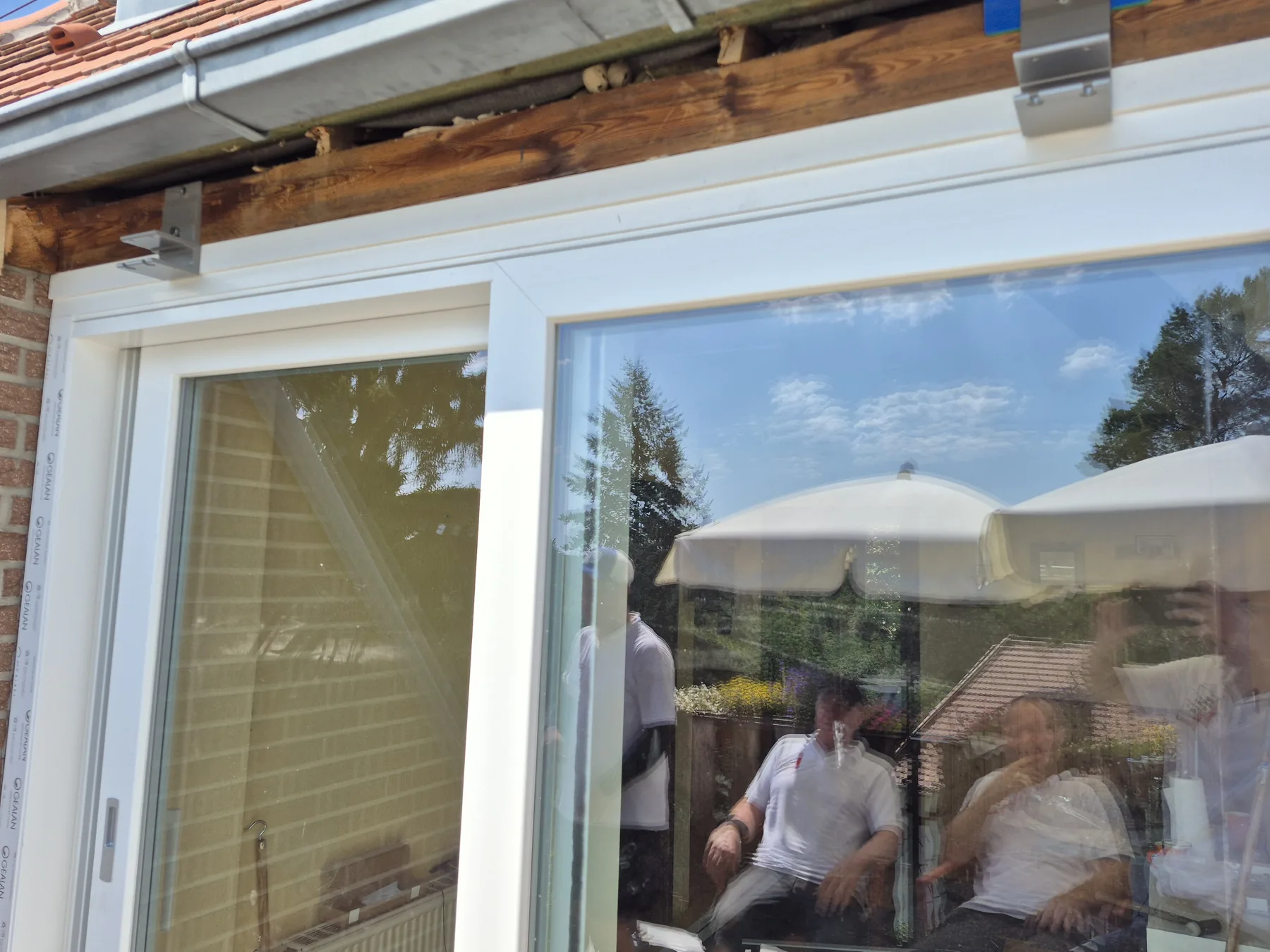 Neue Fensterfront an einem Berliner Wohnhaus