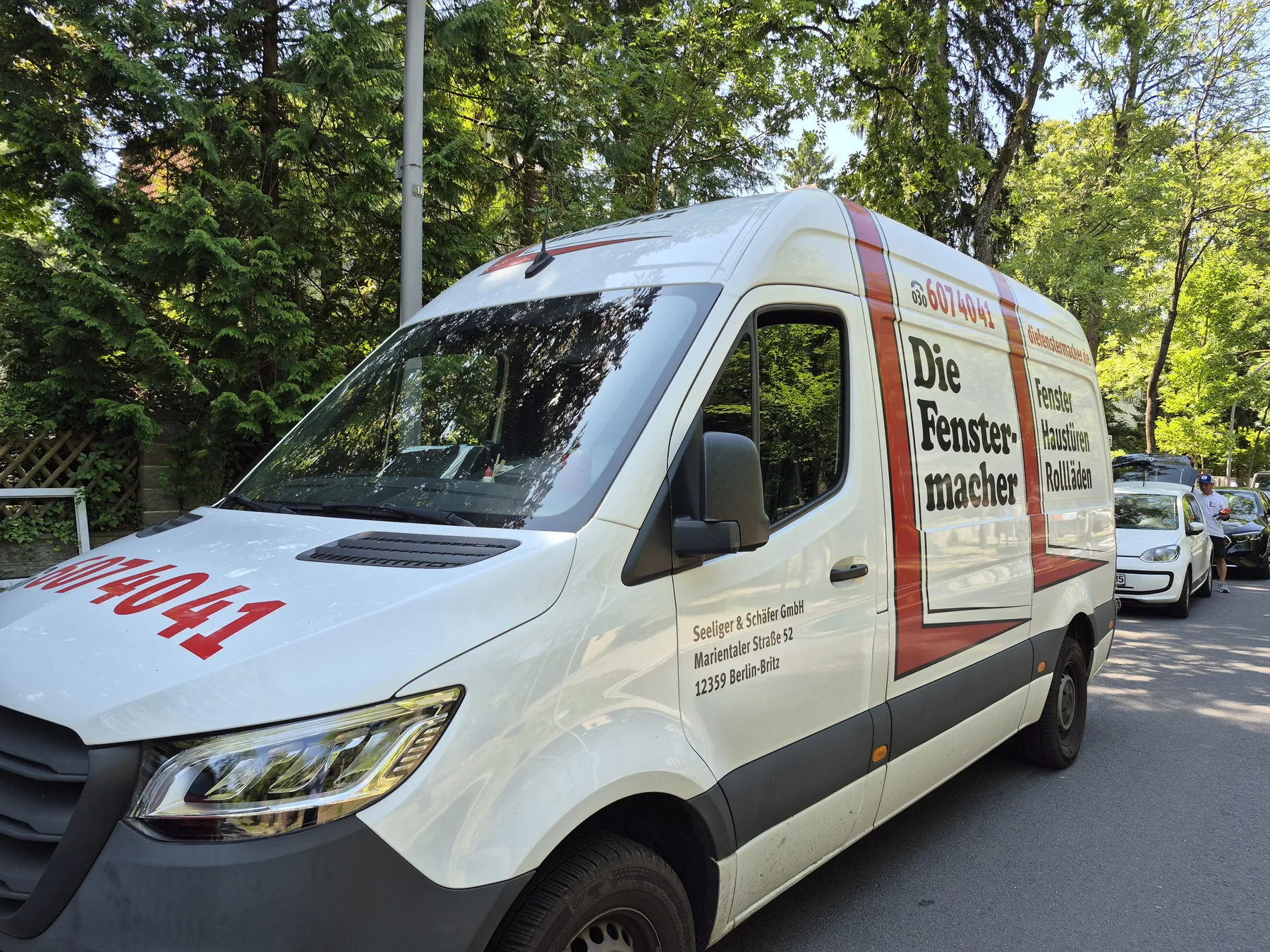 Firmenwagen der Fenstermacher mit Logo und Telefonnummer in Berlin