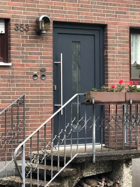 Hauseingang mit neuer Haustür in Anthrazit nach dem Tausch