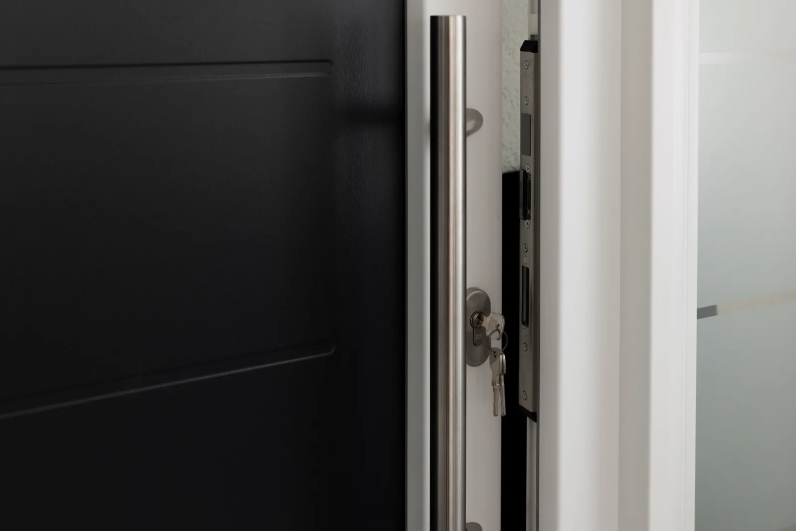 Mehrfachverriegelung einer Haustür mit Schlüssel – Sicherheitstechnik im Showroom der Fenstermacher