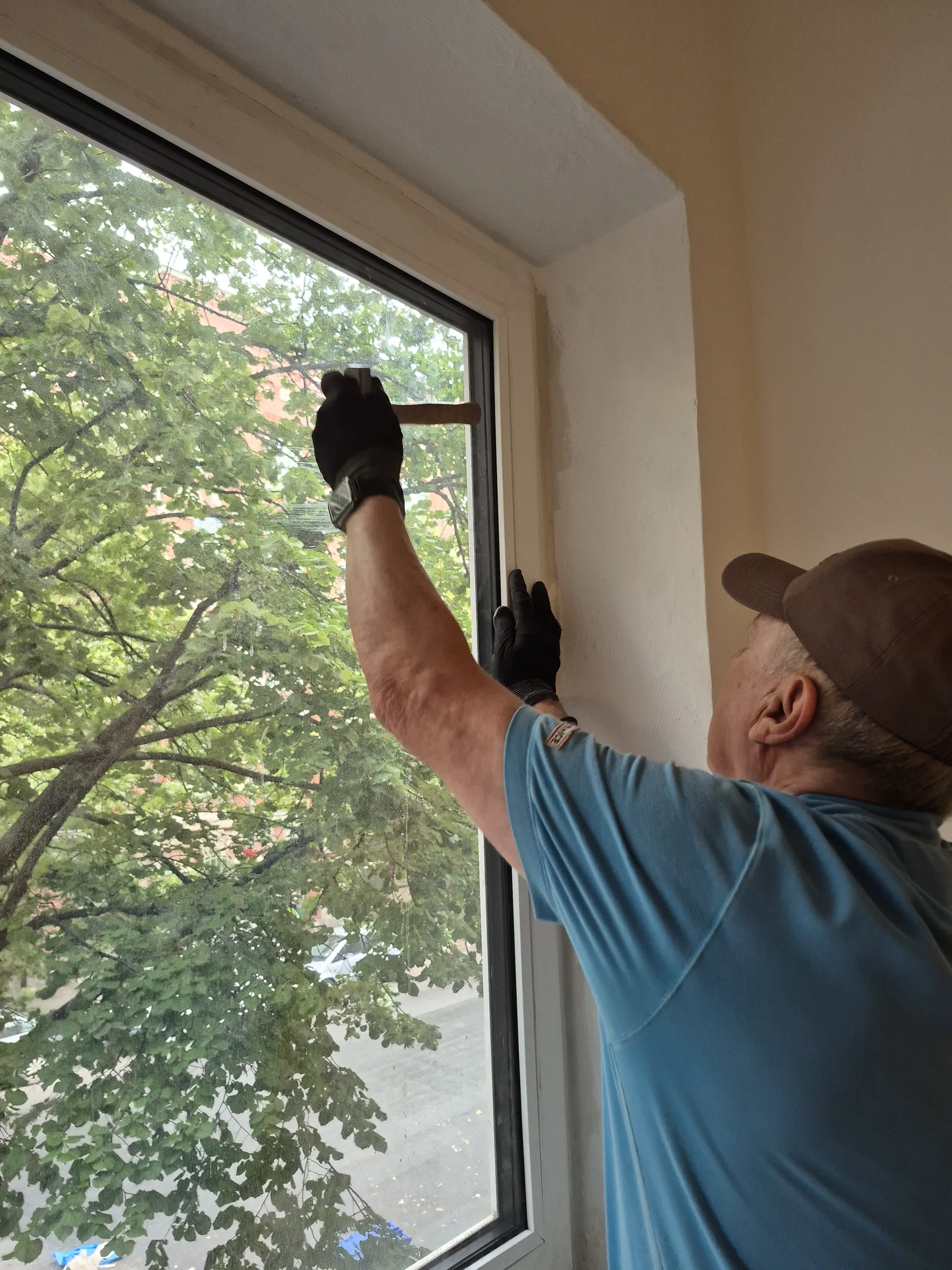 Monteur der Fenstermacher prüft ein Fenster bei der Zustandsaufnahme