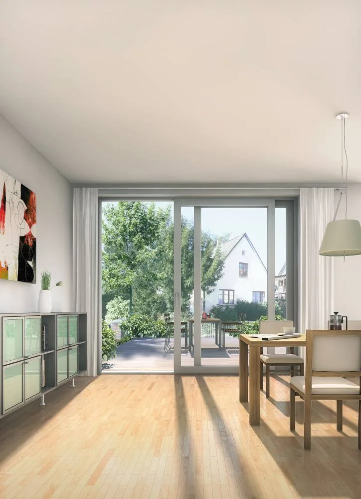 Bodentiefe Hebe-Schiebetür mit großer Glasfläche und Blick in den Garten von Die Fenstermacher Berlin
