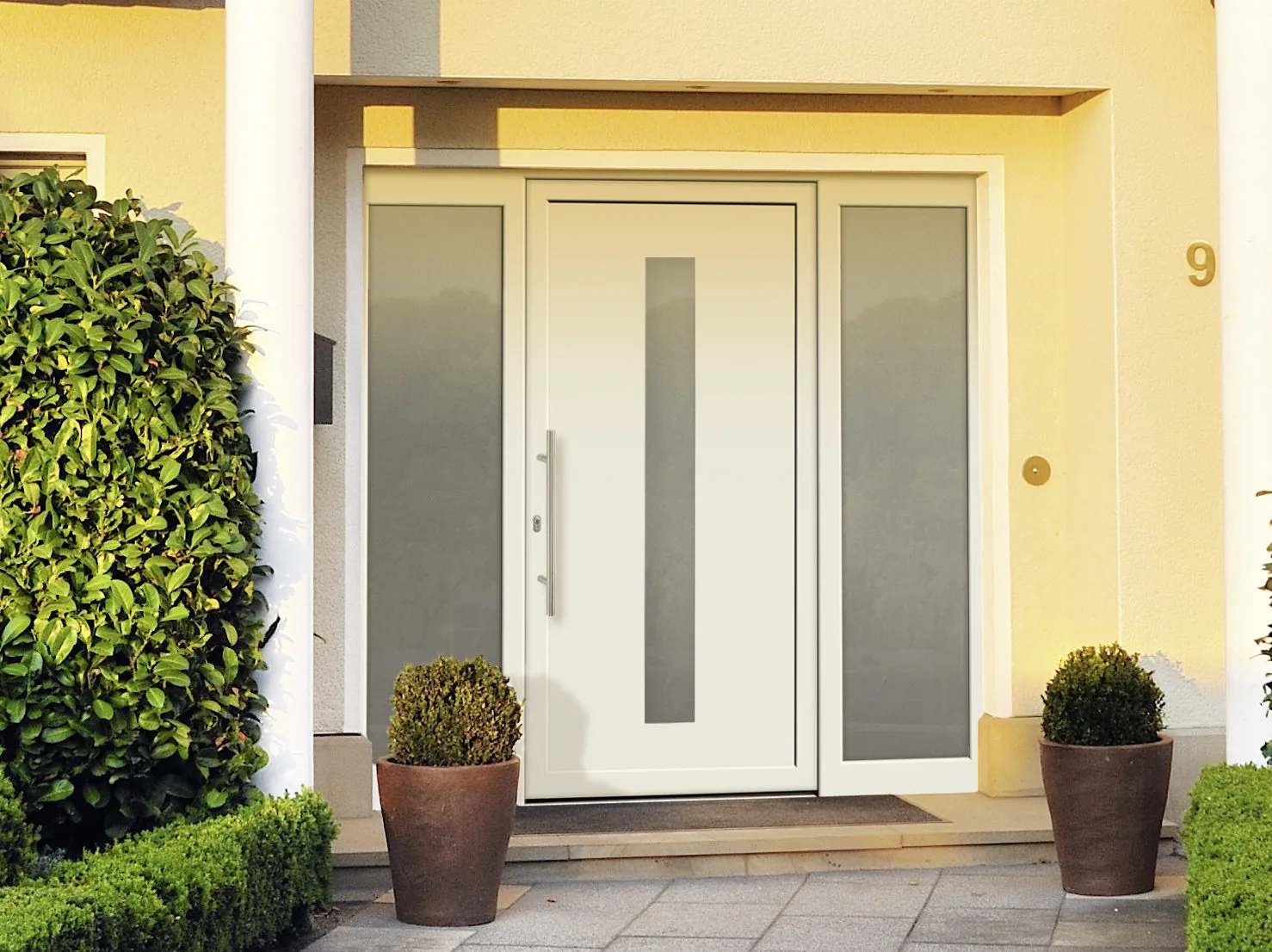 Eingebaute Haustür DF 5177-50 mit zwei Seitenteilen und Satinato-Glas