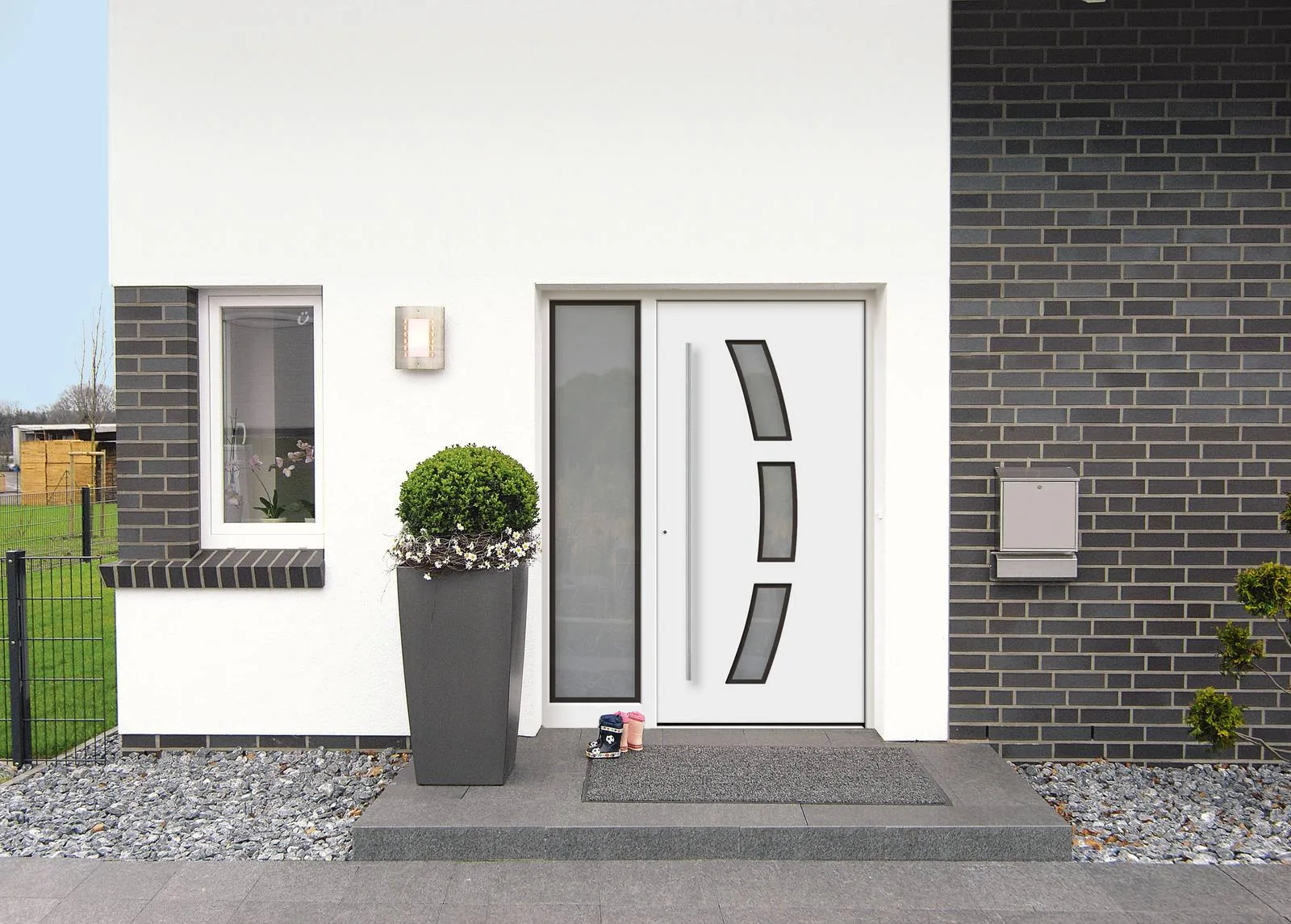 Eingebaute Haustür DF 7748-50 mit Seitenteil am Hauseingang